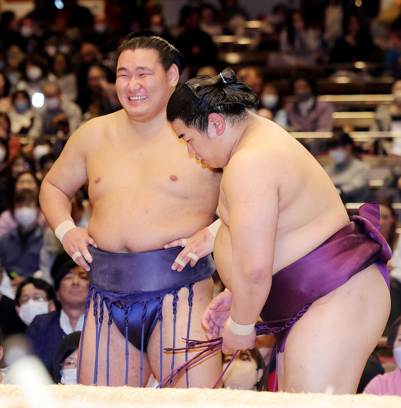 表彰式で何度も美ノ海とアナウンスされながら敢闘賞の表彰に向かう平戸海。後方は爆笑の豊昇龍（撮影・野上伸悟）