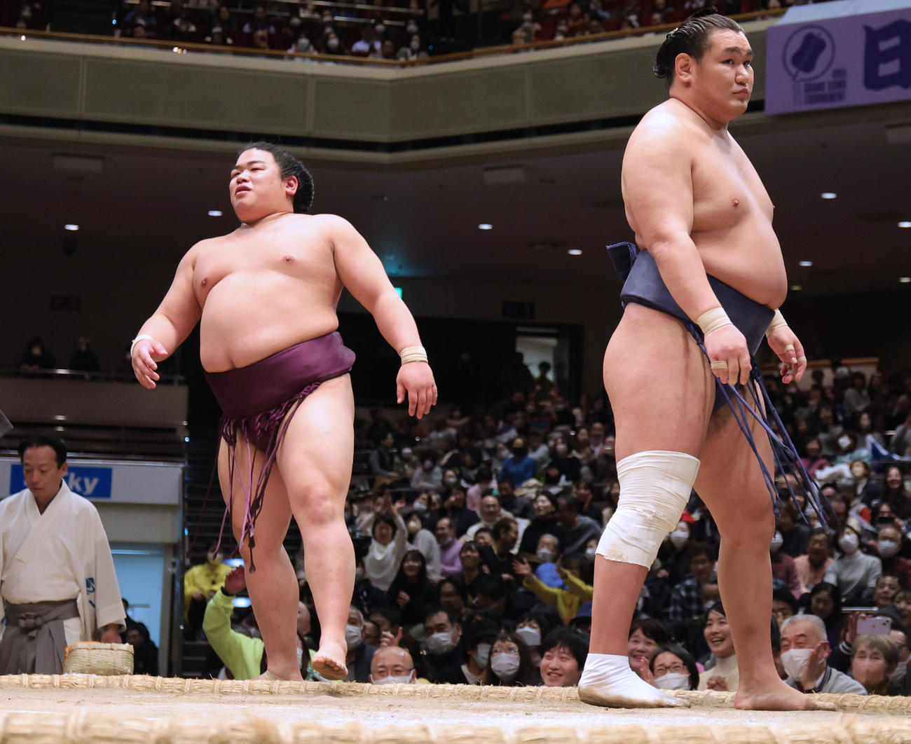 優勝決定戦で豊昇龍（右）に上手投げで敗れた平戸海（撮影・野上伸悟）