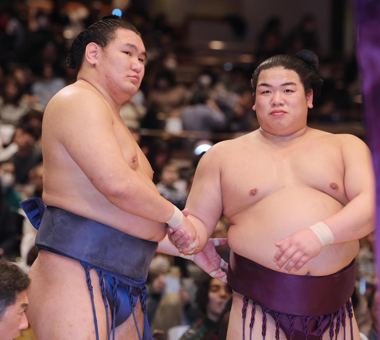 握手する優勝の豊昇龍（左）と準優勝で敢闘賞の平戸海（撮影・野上伸悟）