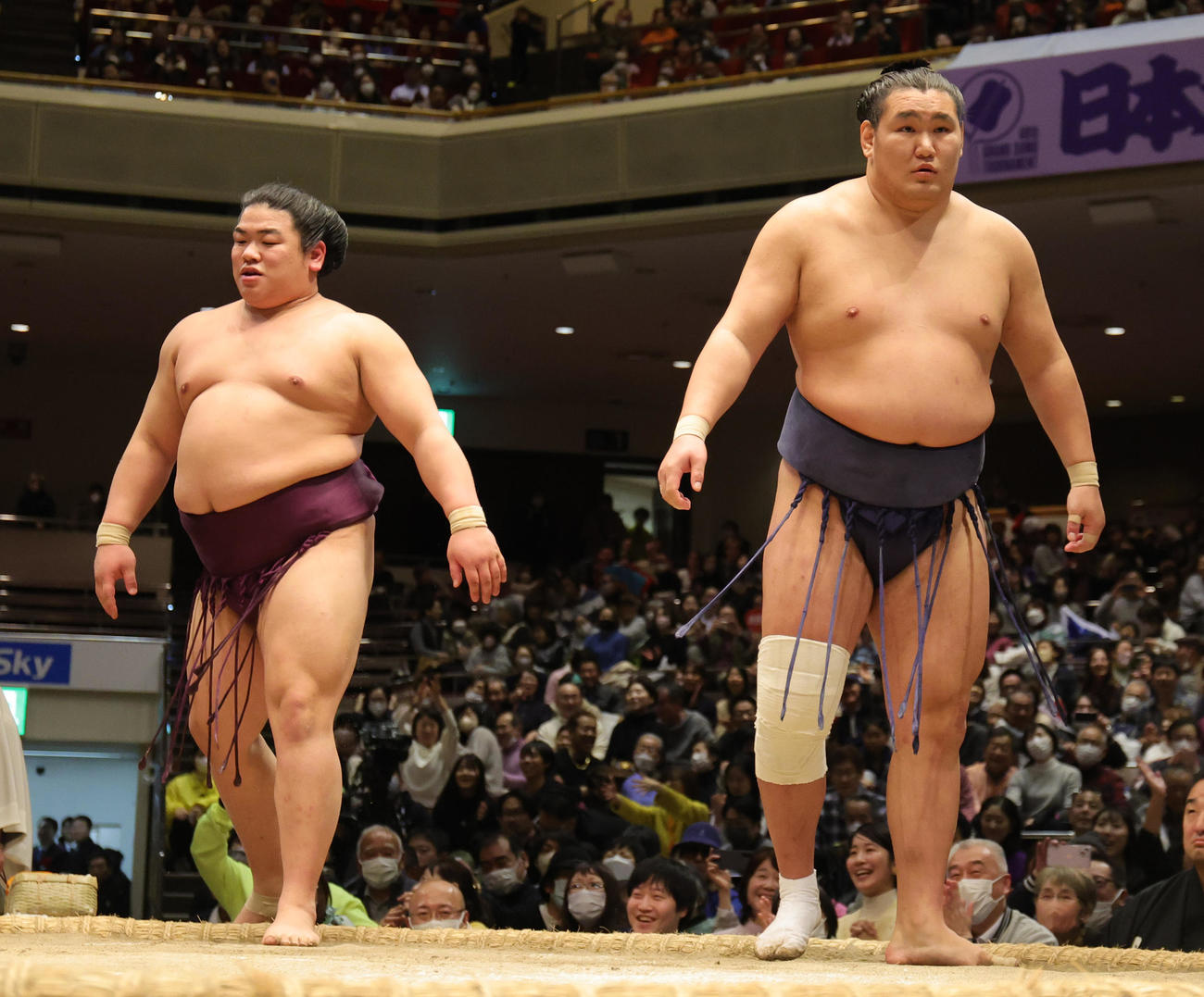 優勝決定戦で豊昇龍（右）に上手投げで敗れた平戸海（撮影・野上伸悟）
