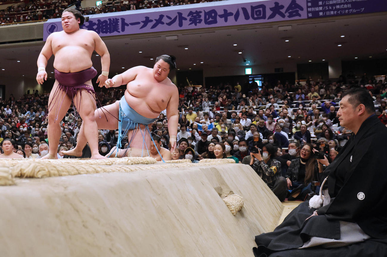 4回戦で平戸海（左）は琴ノ若を上手投げで破る。手前右は審判を務める佐渡ケ嶽親方（撮影・野上伸悟）