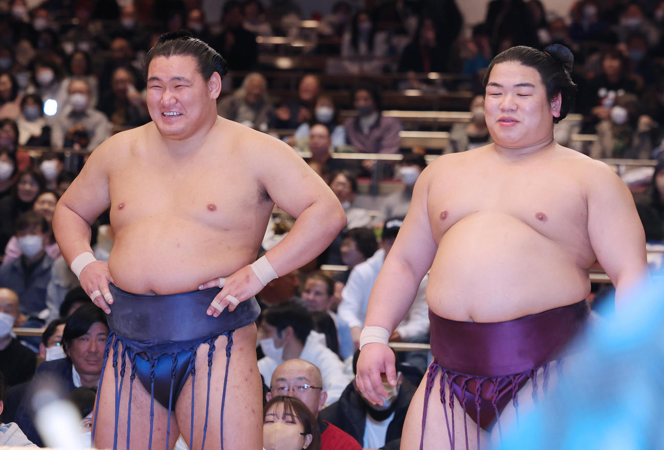 表彰式で準優勝で敢闘賞の平戸海（右）が美ノ海とアナウンスされ、笑顔を見せる豊昇龍（撮影・野上伸悟）