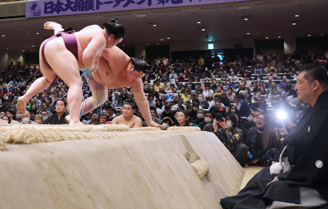 4回戦で平戸海（左）は琴ノ若を上手投げで破る。手前右は審判を務める佐渡ケ嶽親方（撮影・野上伸悟）