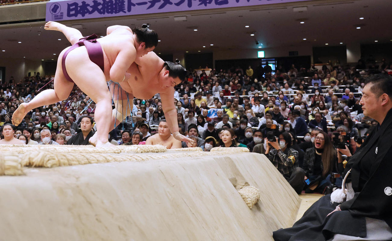 4回戦で平戸海（左）は琴ノ若を上手投げで破る。手前右は審判を務める佐渡ケ嶽親方（撮影・野上伸悟）