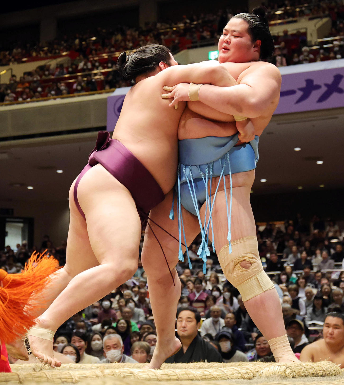 4回戦で琴ノ若（右）を上手投げで破った破る平戸海（撮影・野上伸悟）