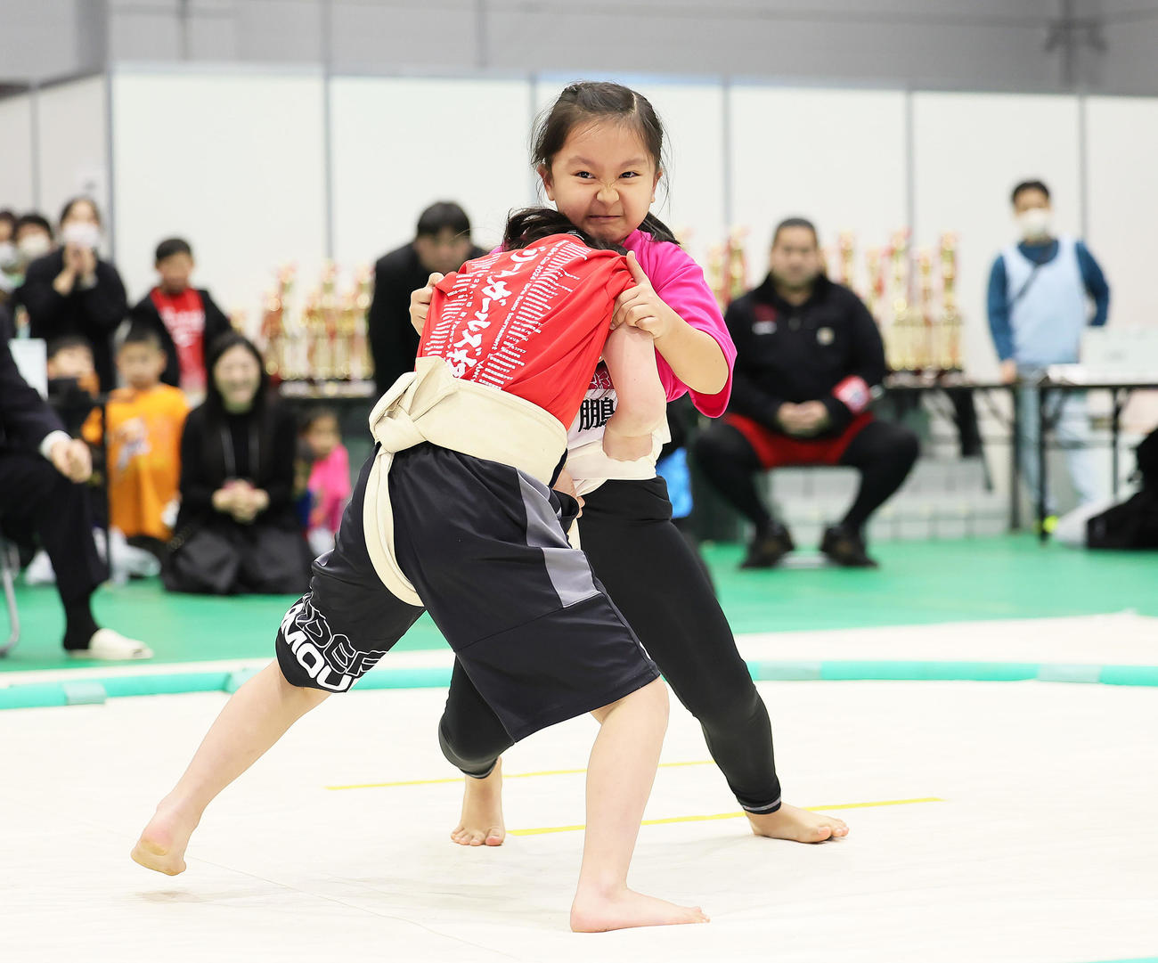 決勝で攻める白鵬真結羽さん（右）（撮影・足立雅史）