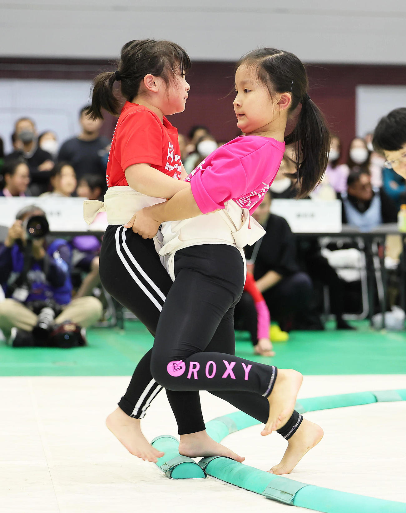 準決勝で勝利した白鵬真結羽さん（右）（撮影・足立雅史）