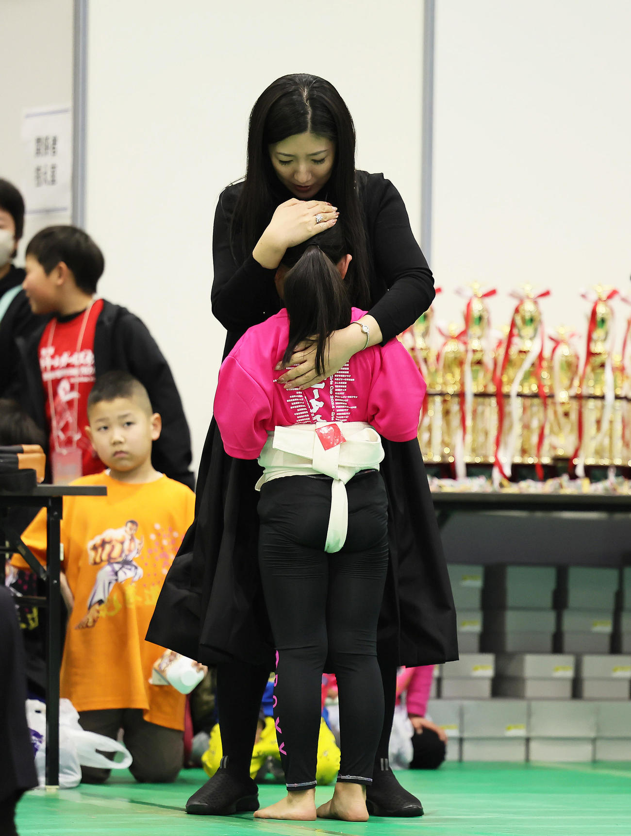 決勝で敗れた白鵬真結羽さん（手前）を抱きしめなぐさめる母の紗代子さん（撮影・足立雅史）