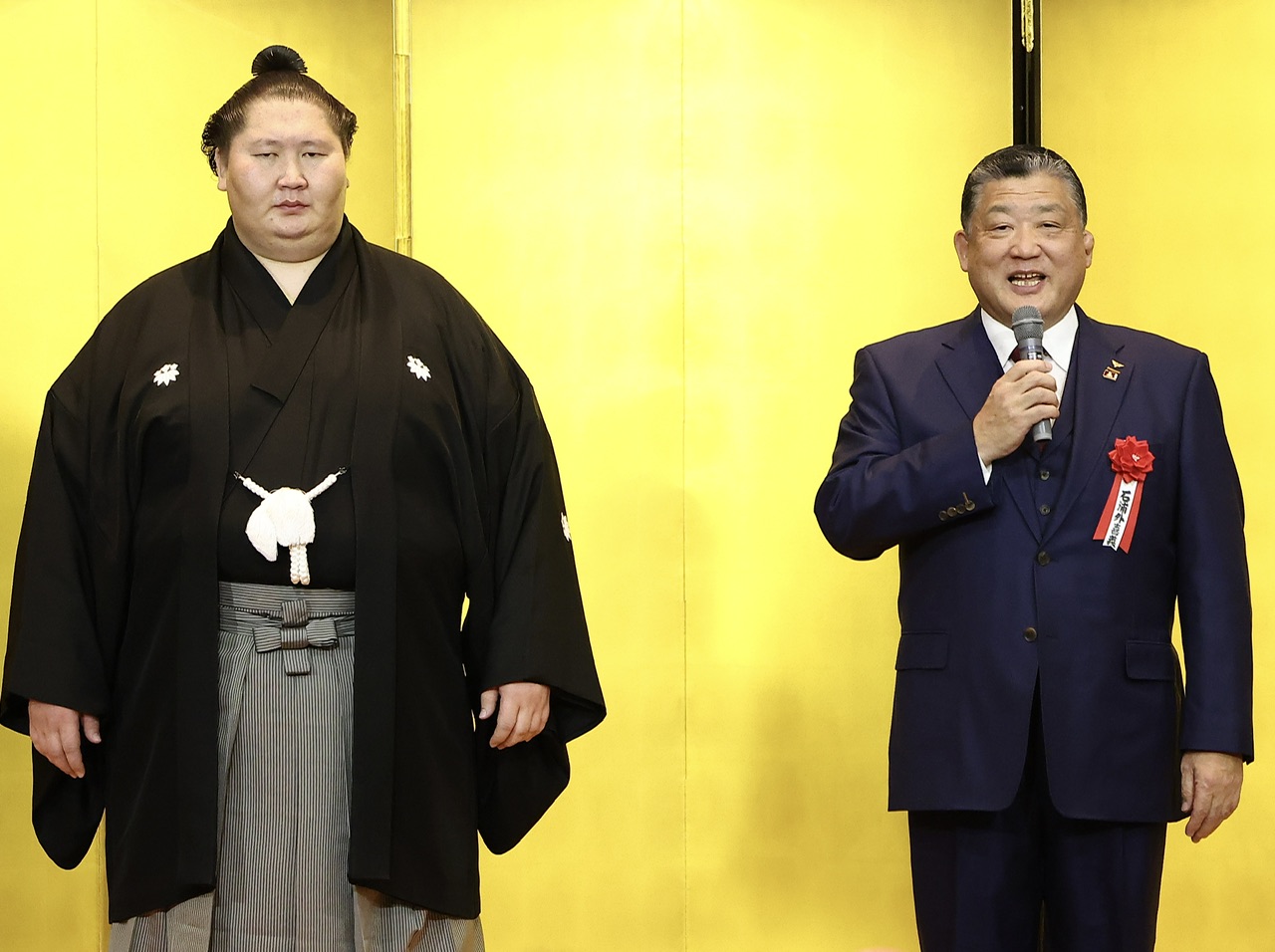 元逸ノ城（左）は、あいさつする鳥取城北・石浦外喜義相撲部総監督の言葉を聞く（撮影・河田真司）
