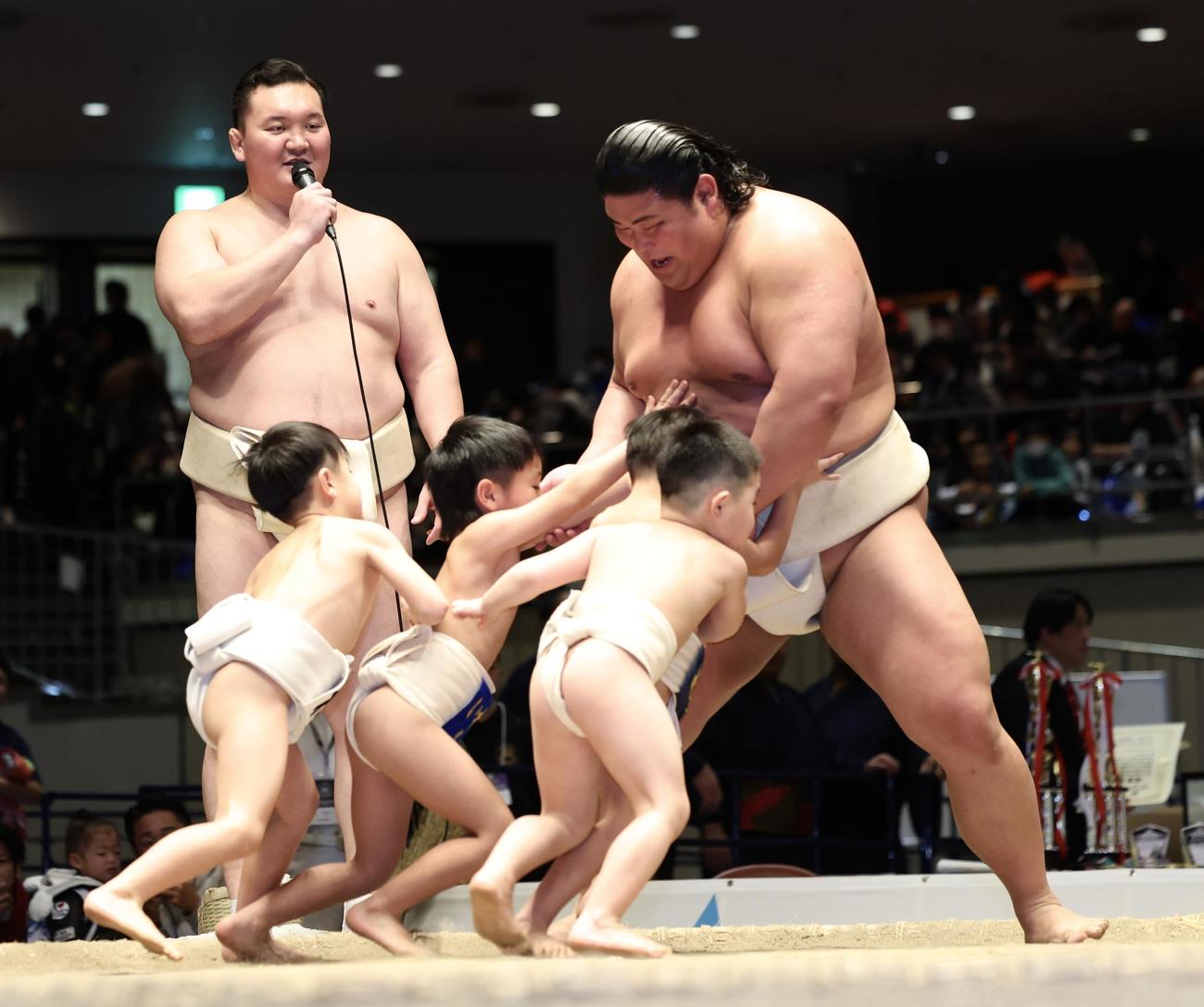 相撲教室で、子どもたちに胸を貸す伯桜鵬（右）と宮城野親方（撮影・河田真司）