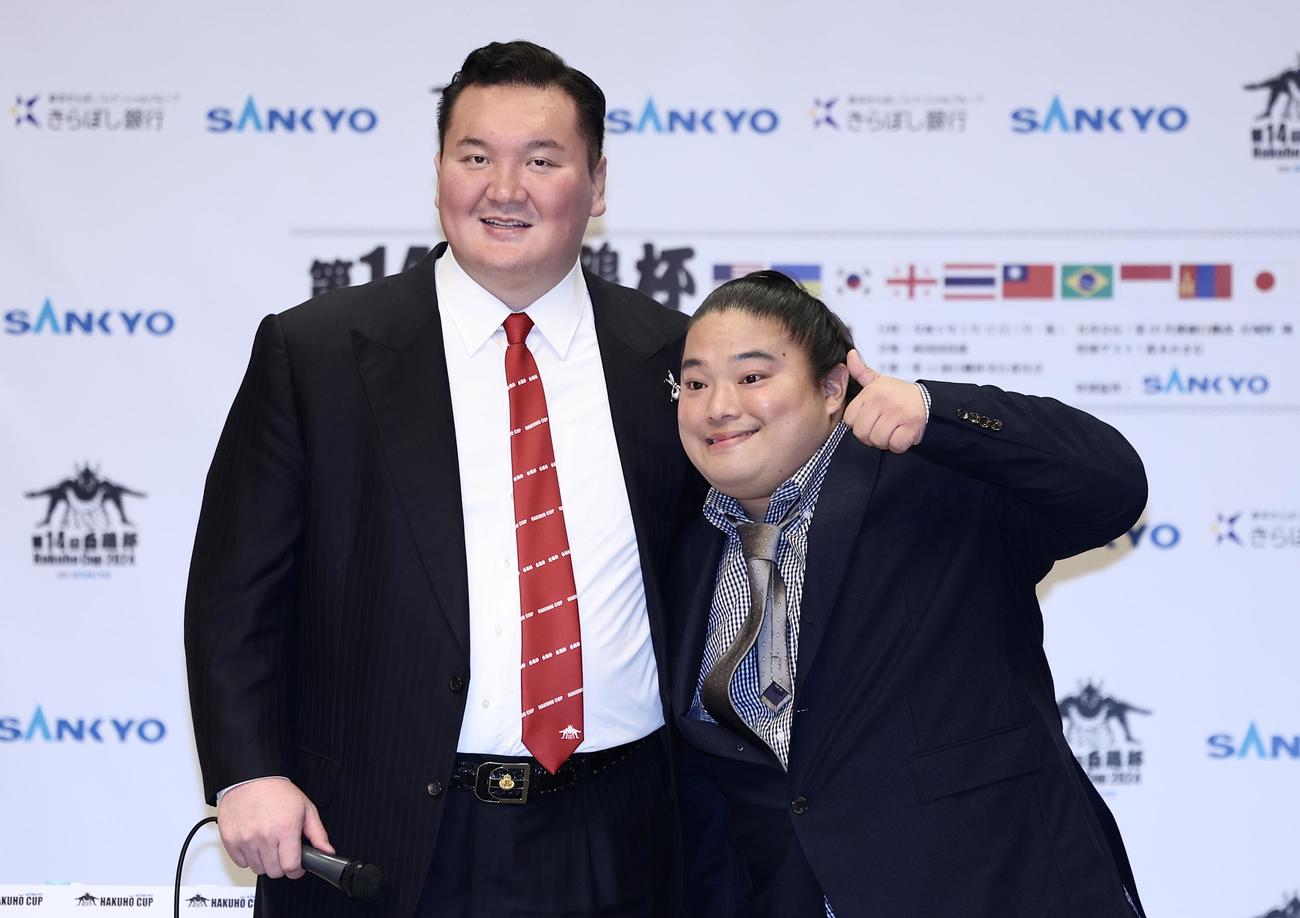 記念撮影で写真に納まる宮城野親方（左）と富栄ドラム（撮影・河田真司）