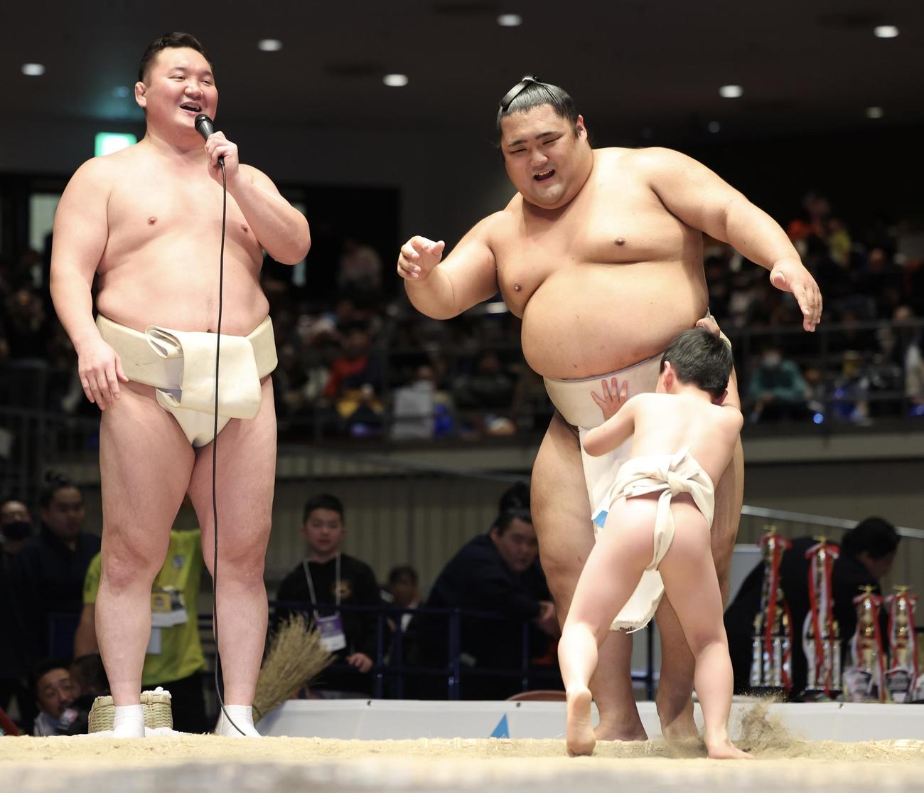 相撲教室で胸を貸す天照鵬（後方右）と宮城野親方（撮影・河田真司）
