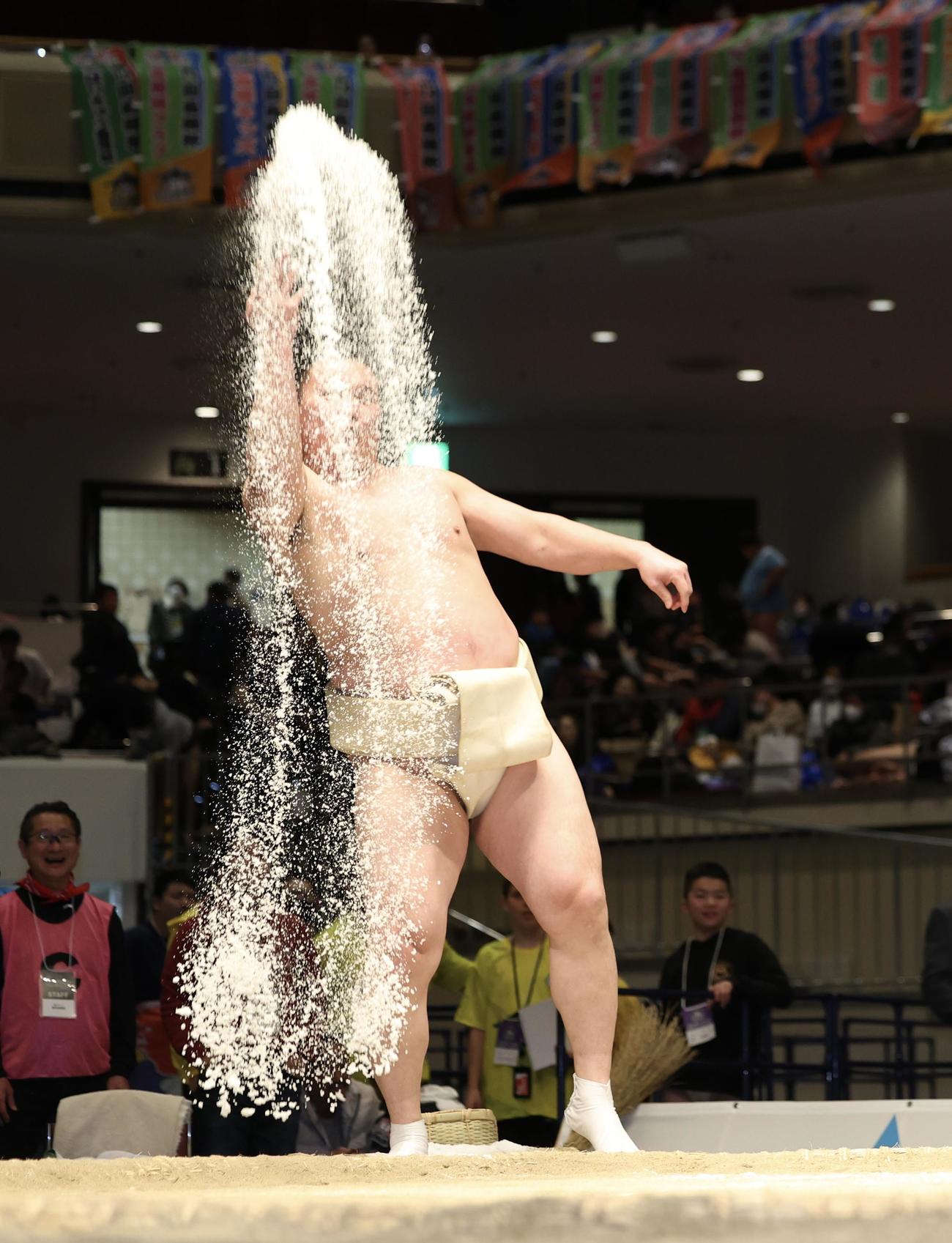 相撲教室で、豪快に塩をまく宮城野親方（撮影・河田真司）