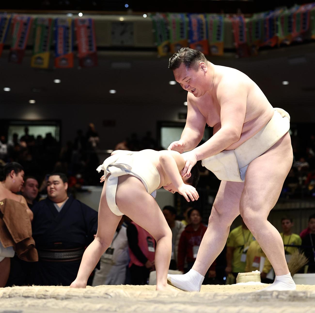 相撲教室で、子どもたちに稽古をつける宮城野親方（撮影・河田真司）