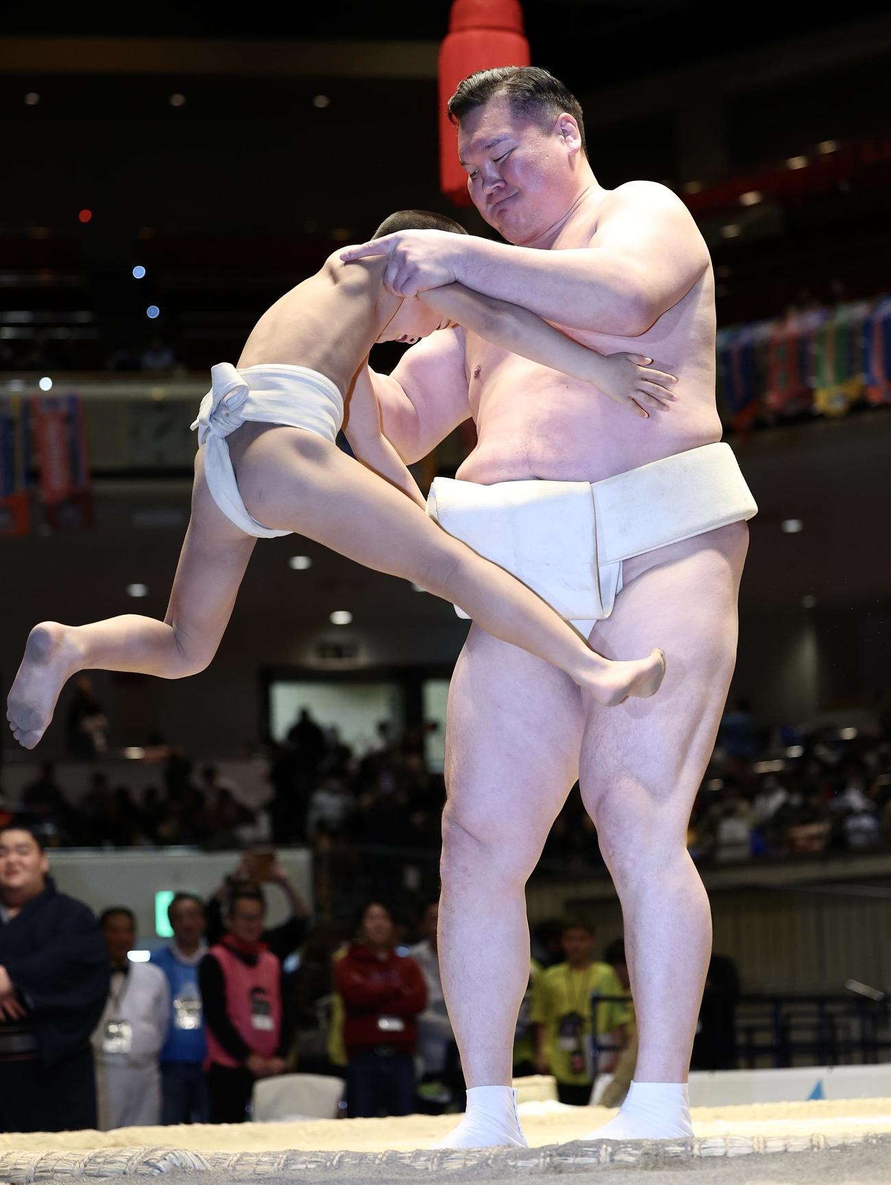 相撲教室で、子どもたちに稽古をつける宮城野親方（撮影・河田真司）
