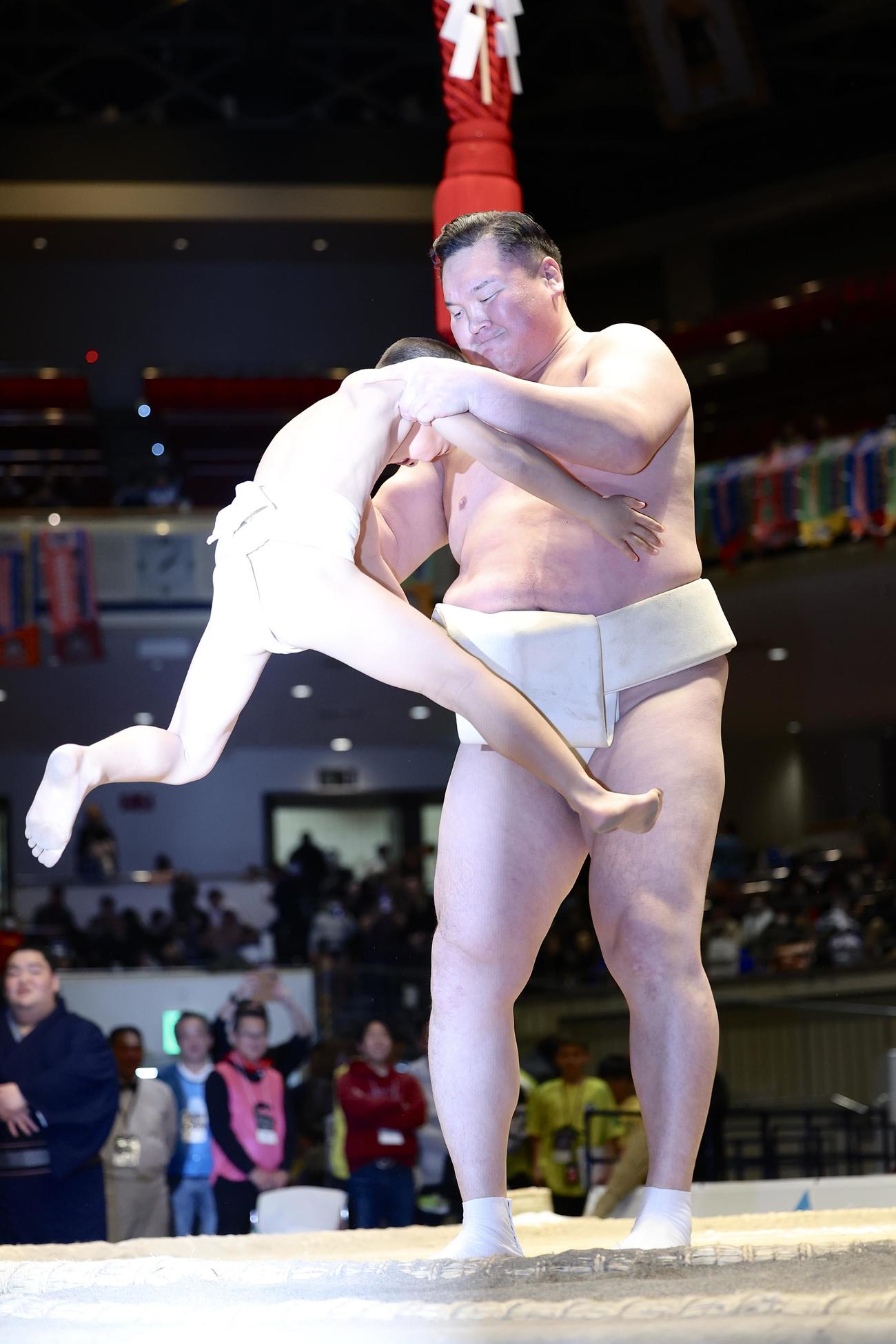相撲教室で、子どもたちに稽古をつける宮城野親方（撮影・河田真司）