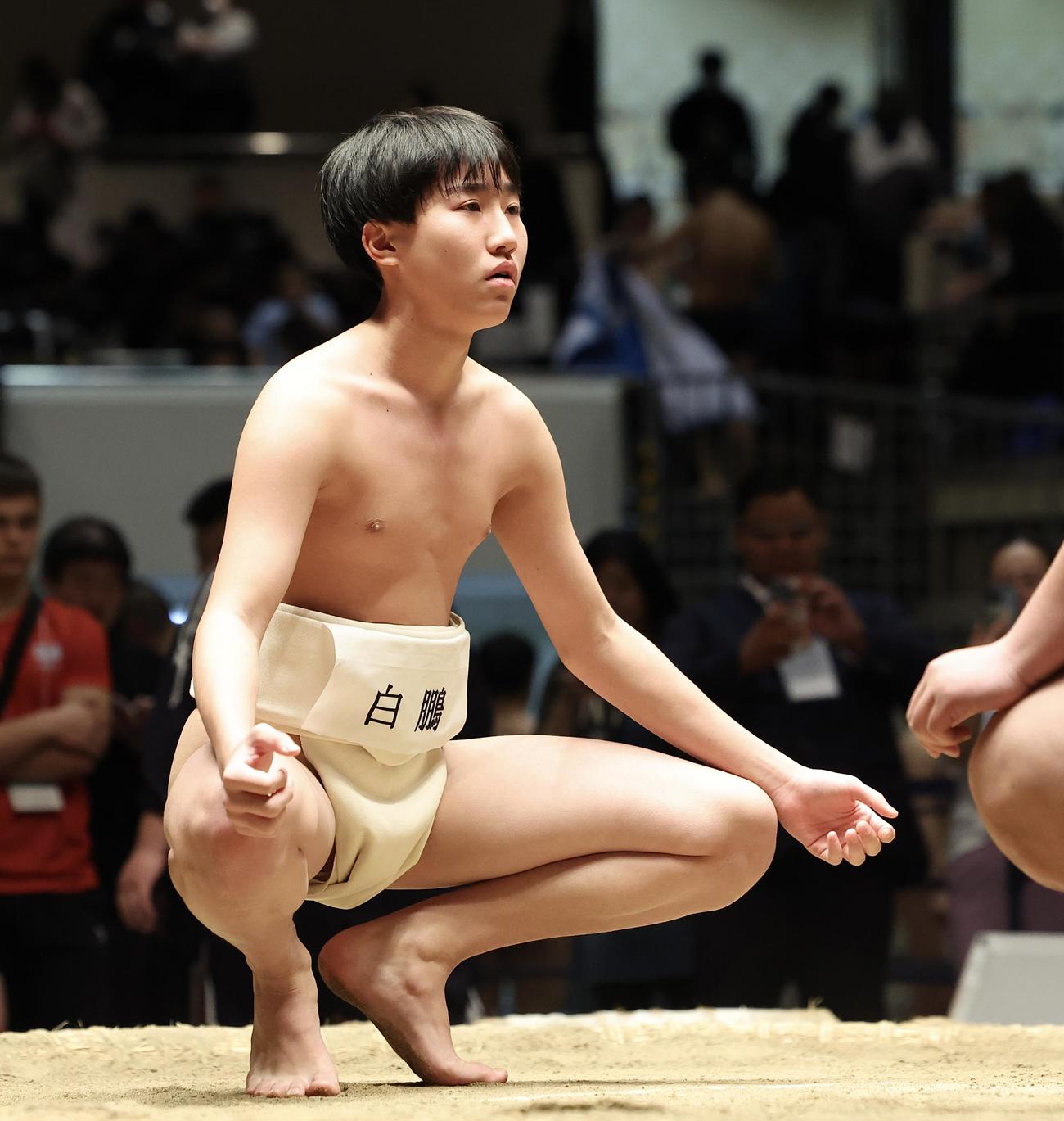 蹲踞する長男・真羽人くん（撮影・河田真司）