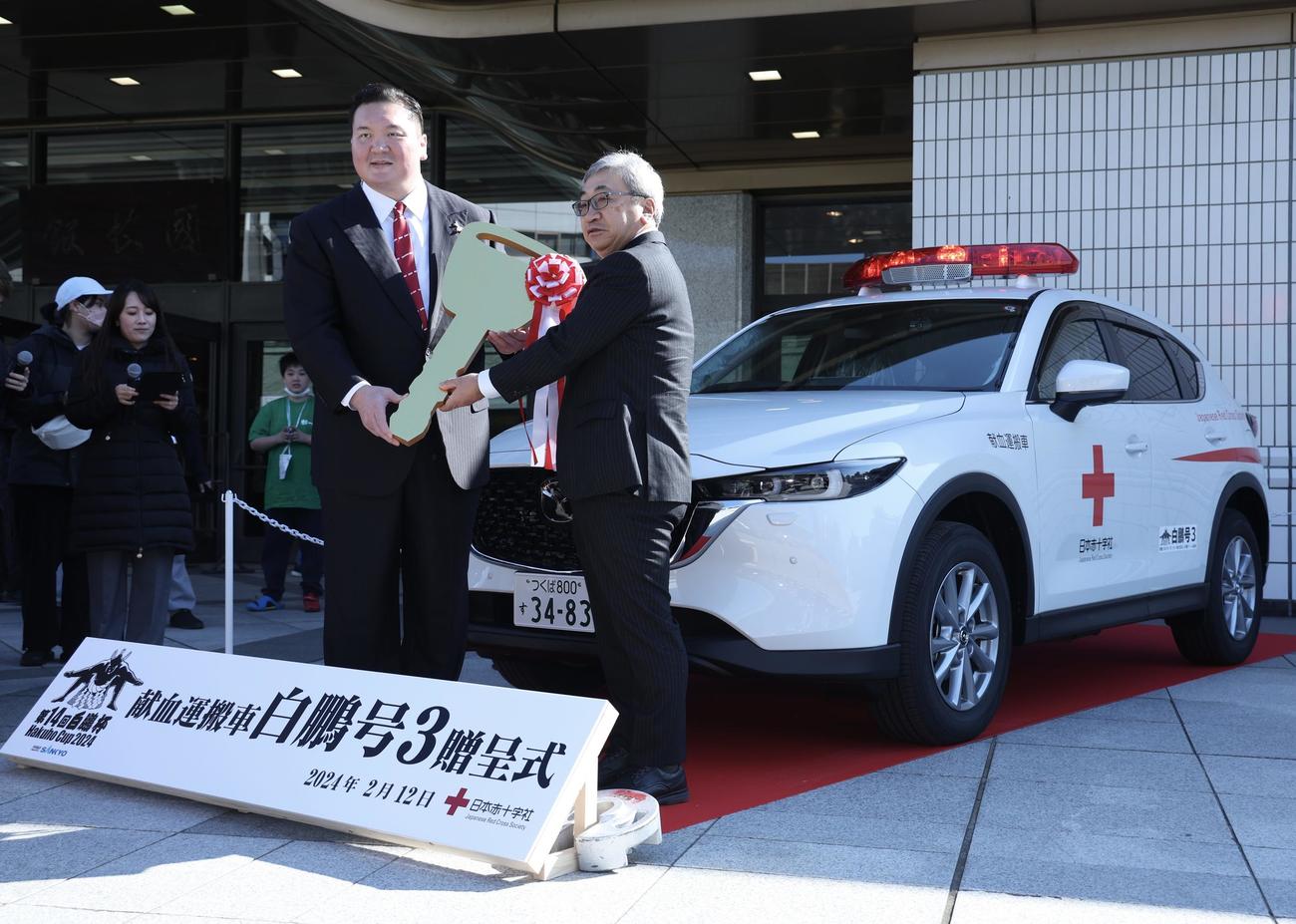 献血運搬車「白鵬号3」を贈呈する宮城野親方（左）（撮影・河田真司）