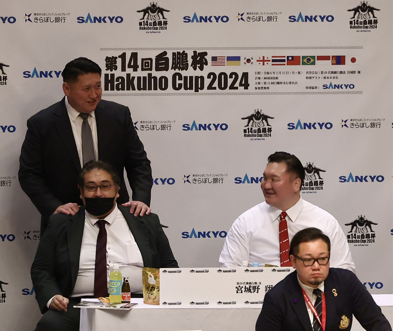 大島親方（後方左）と言葉を交わす二子山親方（手前左）と宮城野親方（撮影・河田真司）