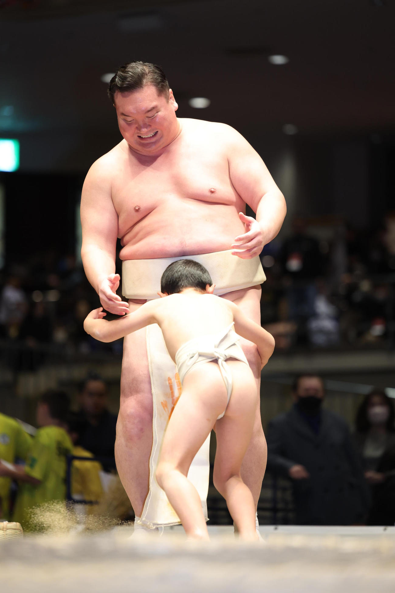 相撲教室で、子どもたちに稽古をつける宮城野親方（撮影・河田真司）