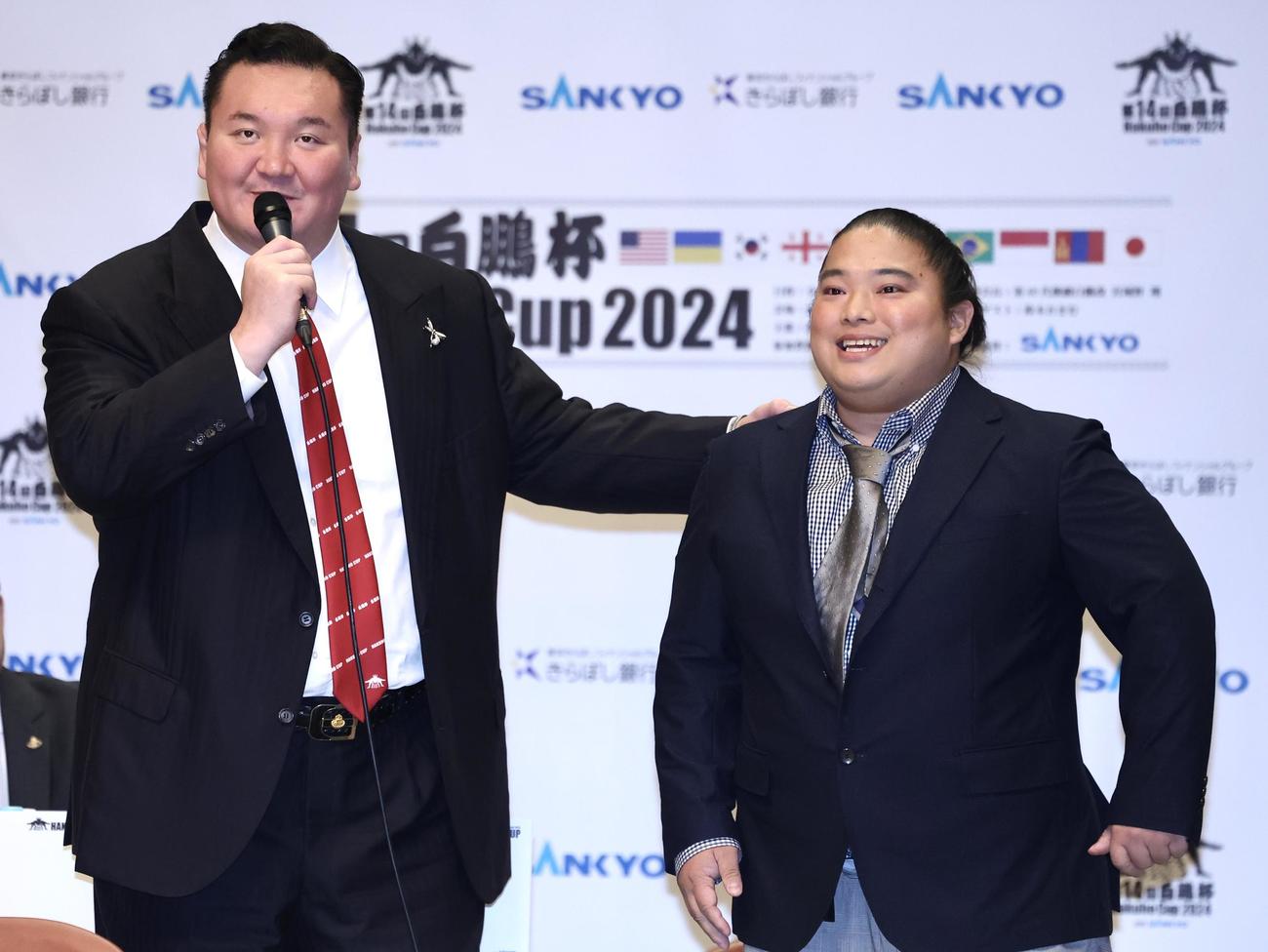 笑顔であいさつを交わす宮城野親方（左）と富栄ドラム（撮影・河田真司）