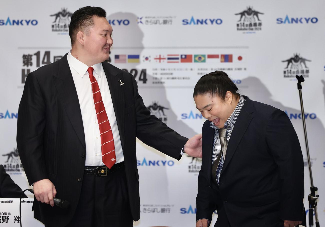 笑顔であいさつを交わす宮城野親方（左）と富栄ドラム（撮影・河田真司）