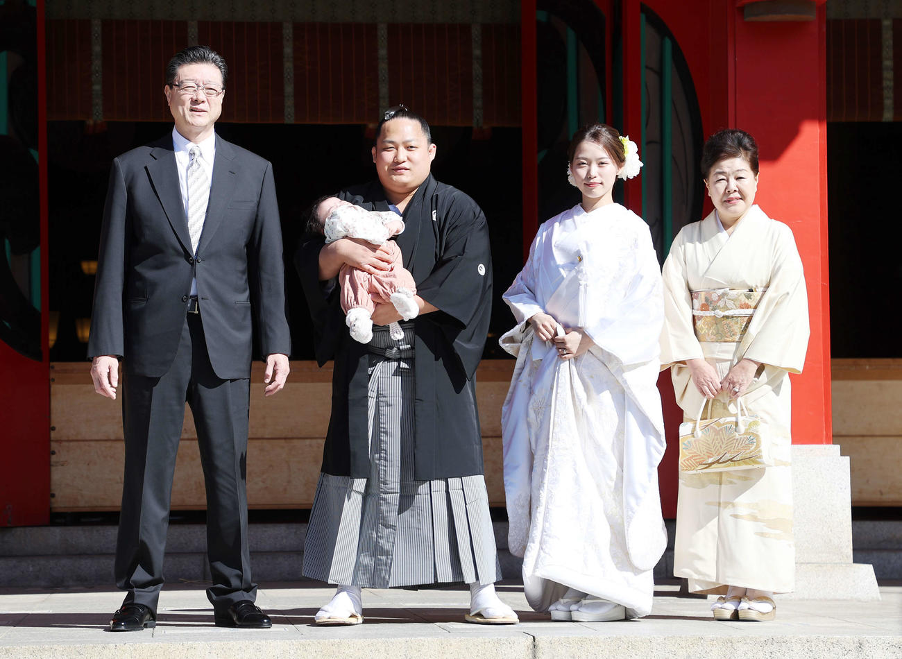 写真に納まる、左から伊勢ケ浜親方、翠富士、千尋さん、親方夫人の淳子さん（撮影・鈴木正人）