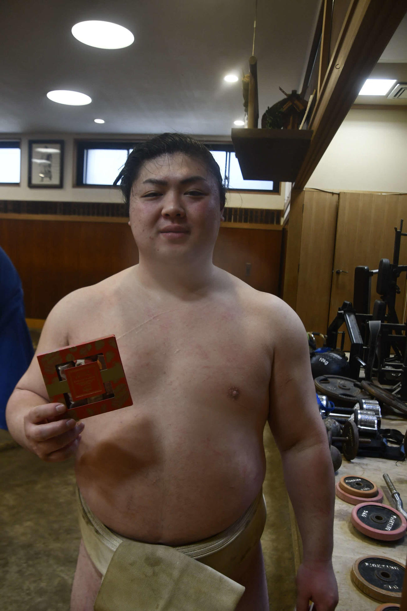 チョコを手にし、顔をほころばせる十両の時疾風(撮影・平山連)