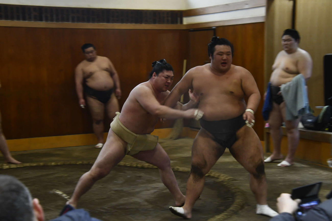 幕下の吉井と相撲を取る十両の時疾風(撮影・平山連)