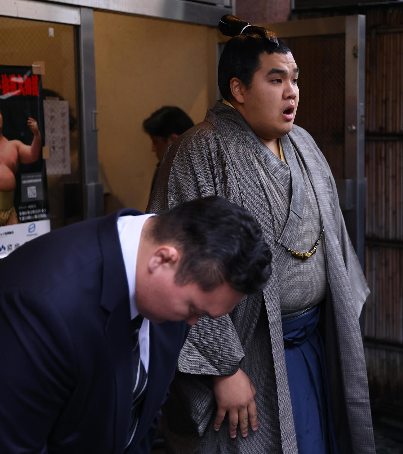 報道陣の前で宮城野親方（左）と謝罪する北青鵬（撮影・垰建太）