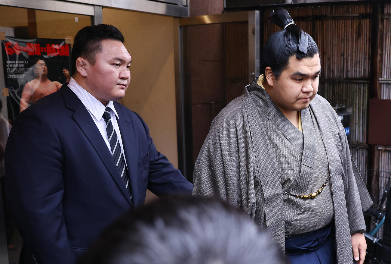 囲み取材を終え車に乗り込む北青鵬（右）の背中をさわり見送る宮城野親方（撮影・垰建太）
