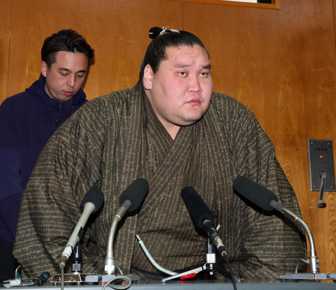 会見の席につく照ノ富士は春場所へ向け抱負を語った（撮影・加藤哉）