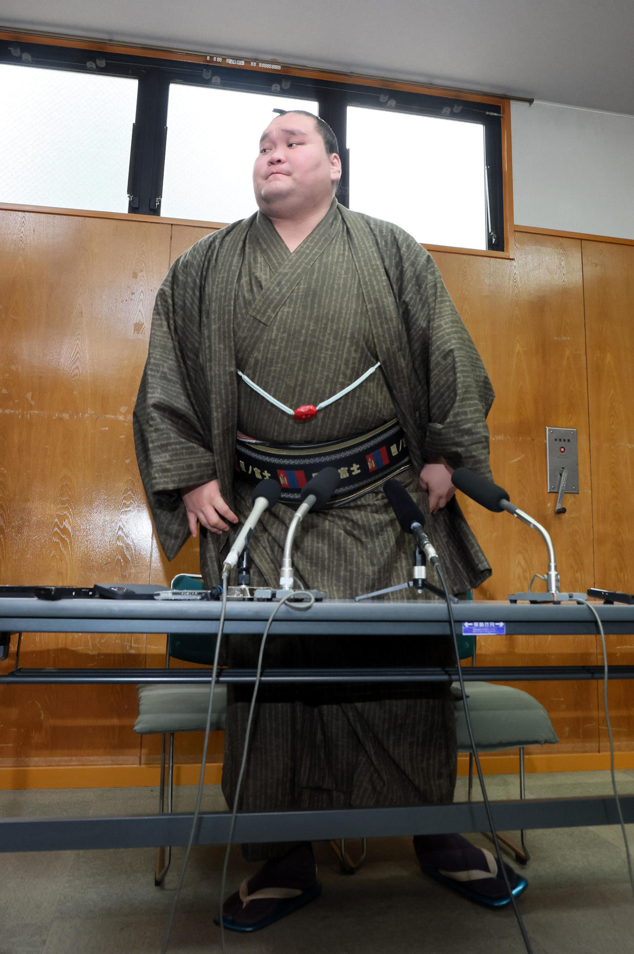 春場所へ向けた会見を終え席を立つ照ノ富士（撮影・加藤哉）