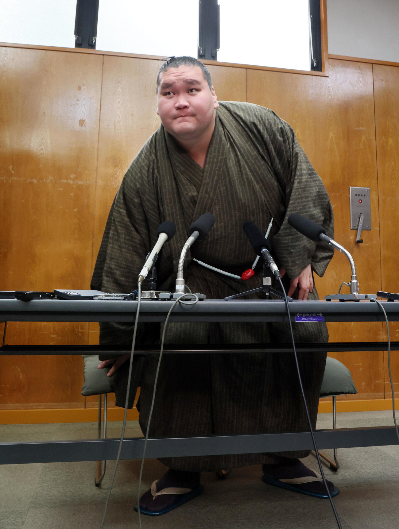 大相撲春場所の番付が発表され記者会見を終えて席を立つ横綱照ノ富士（撮影・加藤哉）