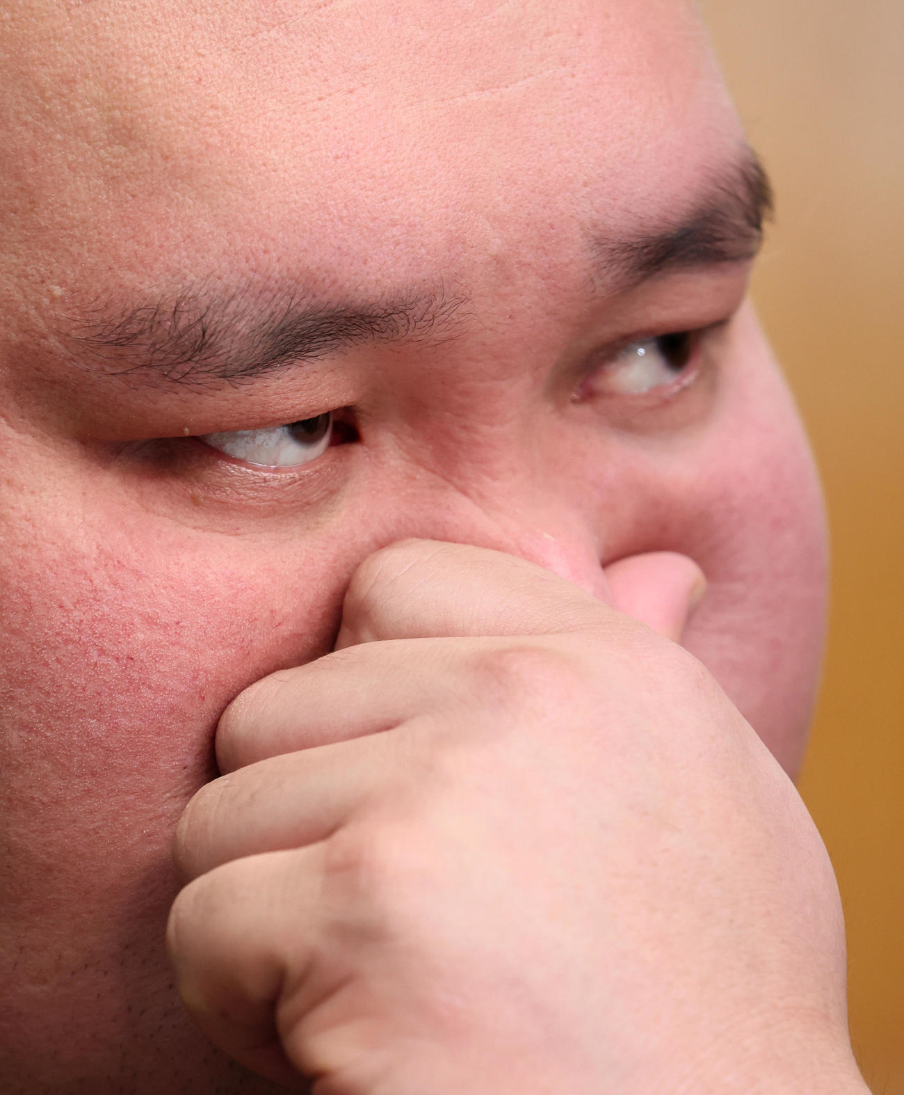 大相撲春場所の番付が発表され記者会見で鼻を触る横綱照ノ富士（撮影・加藤哉）