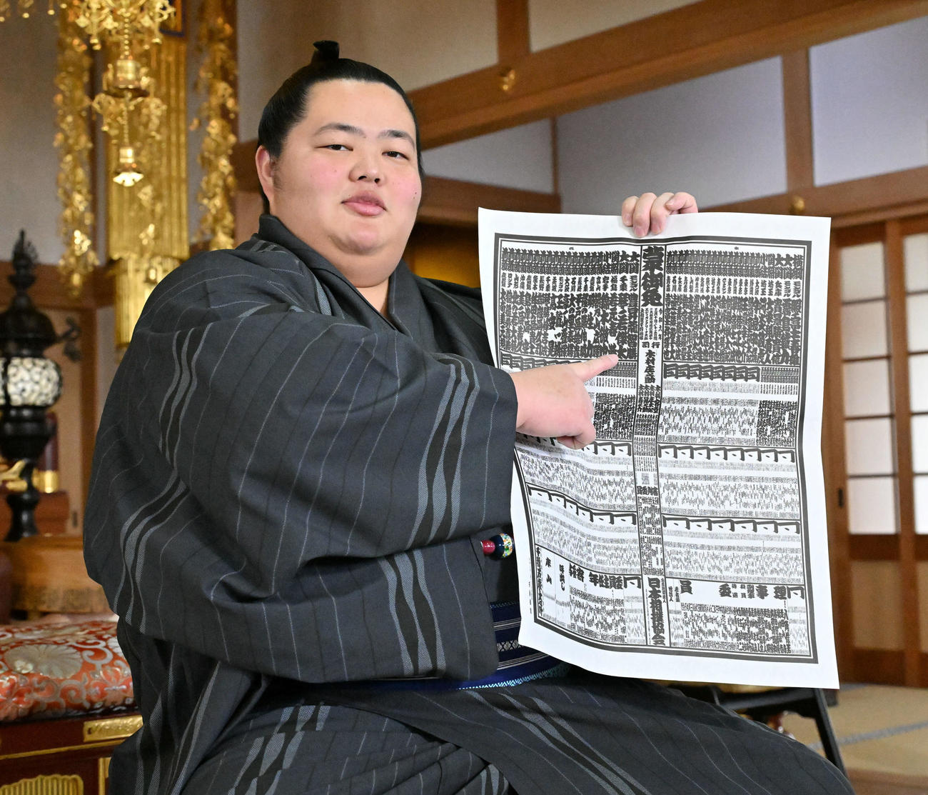 番付表を指さす琴ノ若（撮影・石井愛子）
