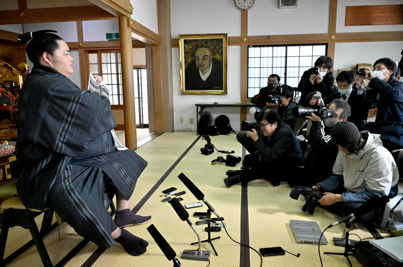 番付表を指さす琴ノ若（左）（撮影・石井愛子）