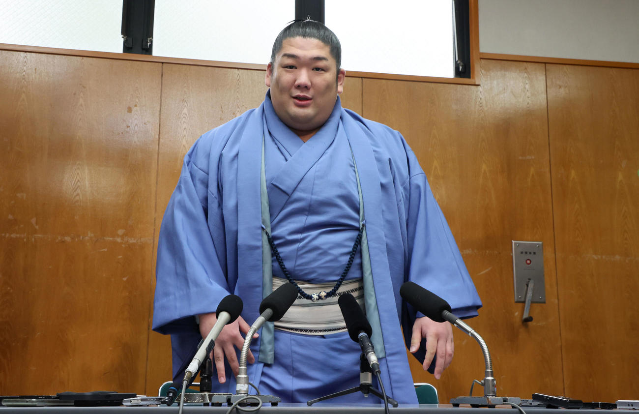 大相撲春場所の番付が発表され記者会見の席に座る新入幕の尊富士（撮影・加藤哉）