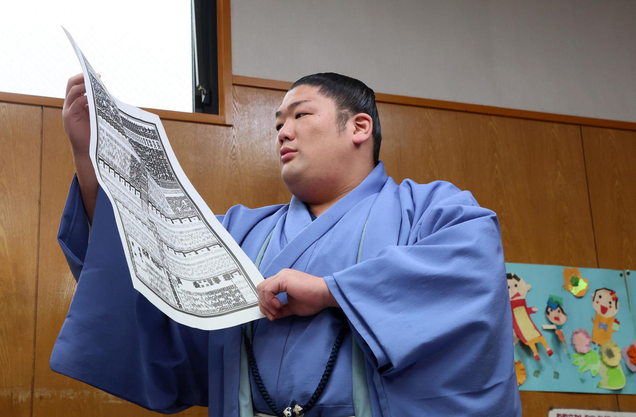 大相撲春場所の番付が発表され自分のしこ名を探す新入幕の尊富士（撮影・加藤哉）