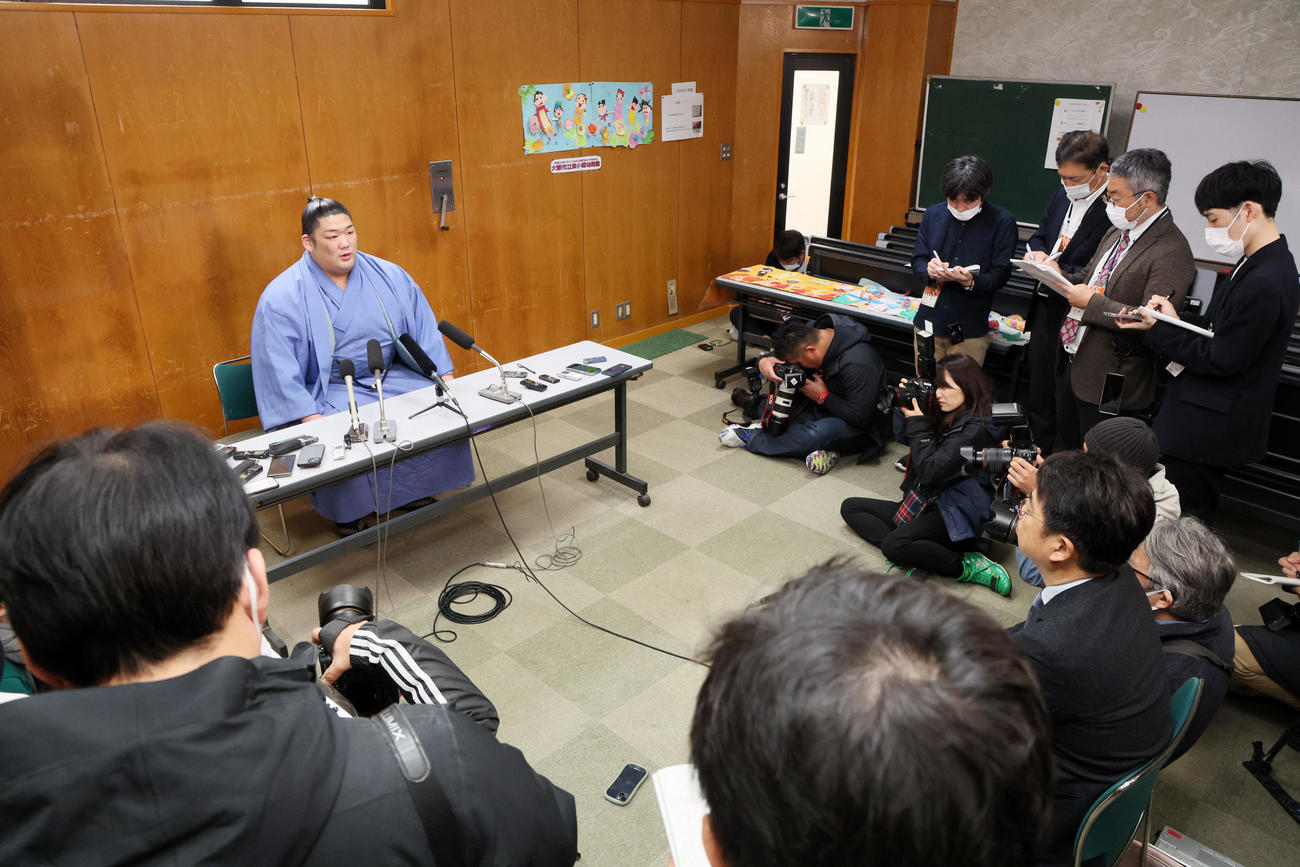 新入幕を果たし番付発表会見を行う尊富士（撮影・加藤哉）