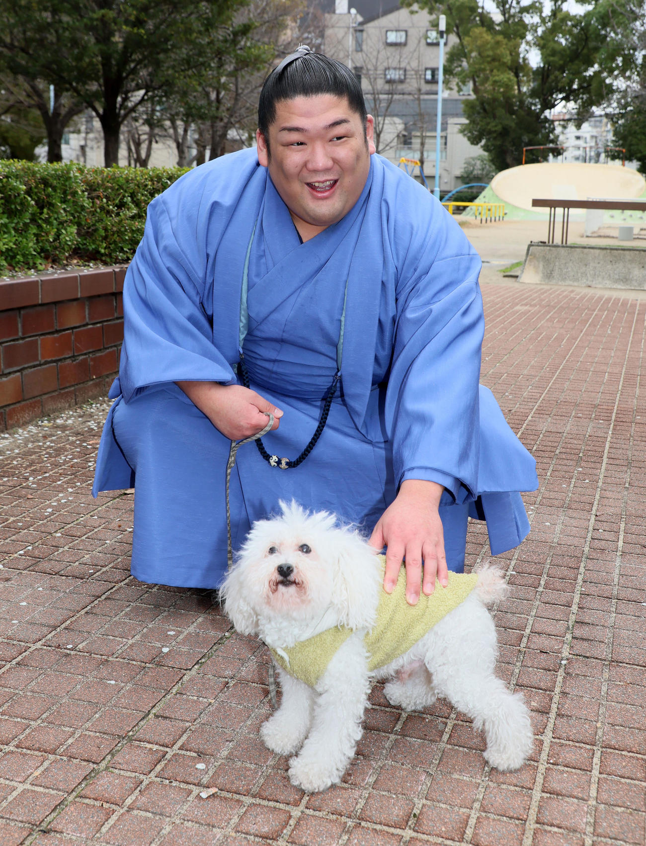 トイプードルを触って笑顔を見せる尊富士（撮影・加藤哉）