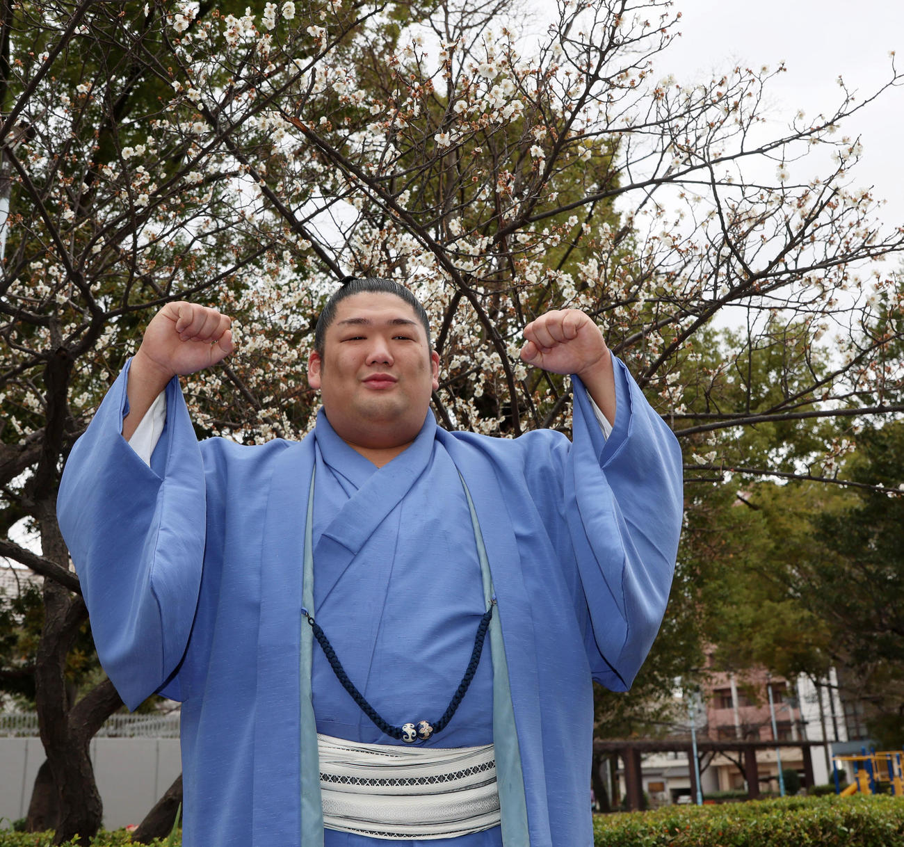 公園に咲く花を背にガッツポーズを見せる尊富士（撮影・加藤哉）