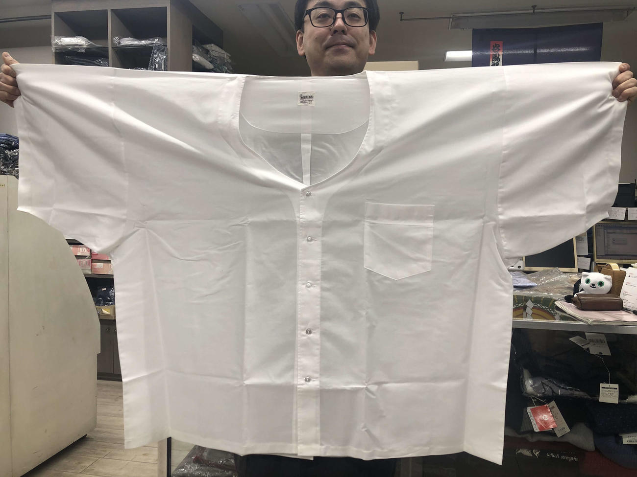 小錦の出現で生まれた10Lサイズのシャツを持つライオン堂4代目店主の久保田純平さん（撮影・平山連）