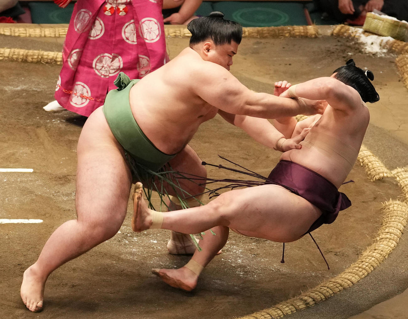 23年夏場所9日目、貴健斗（左）に押し倒される炎鵬