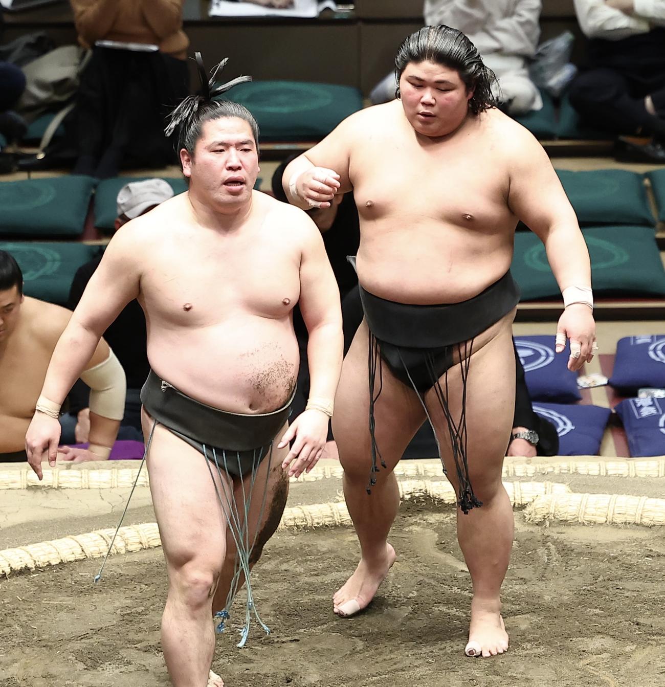 大相撲初場所　7日目　北はり磨（左）を突き落としで破る伯桜鵬（2024年1月20日撮影）