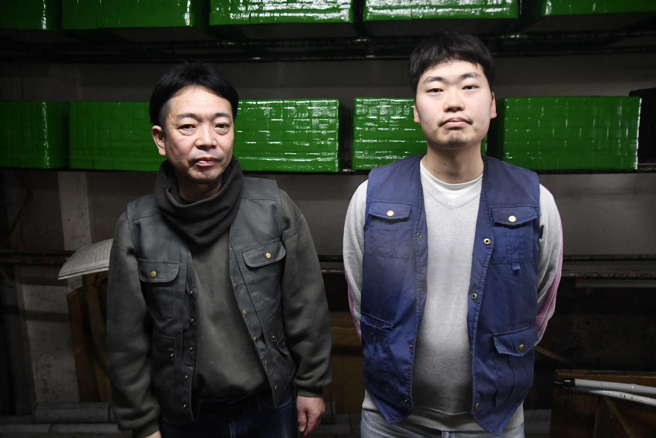 明け荷作りを行う渡辺商店の渡辺良和さん（左）と長男駿さん（撮影・平山連）
