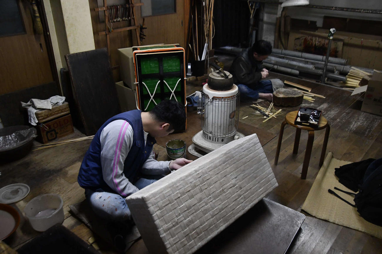 明け荷を作る渡辺商店の作業場（撮影・平山連）