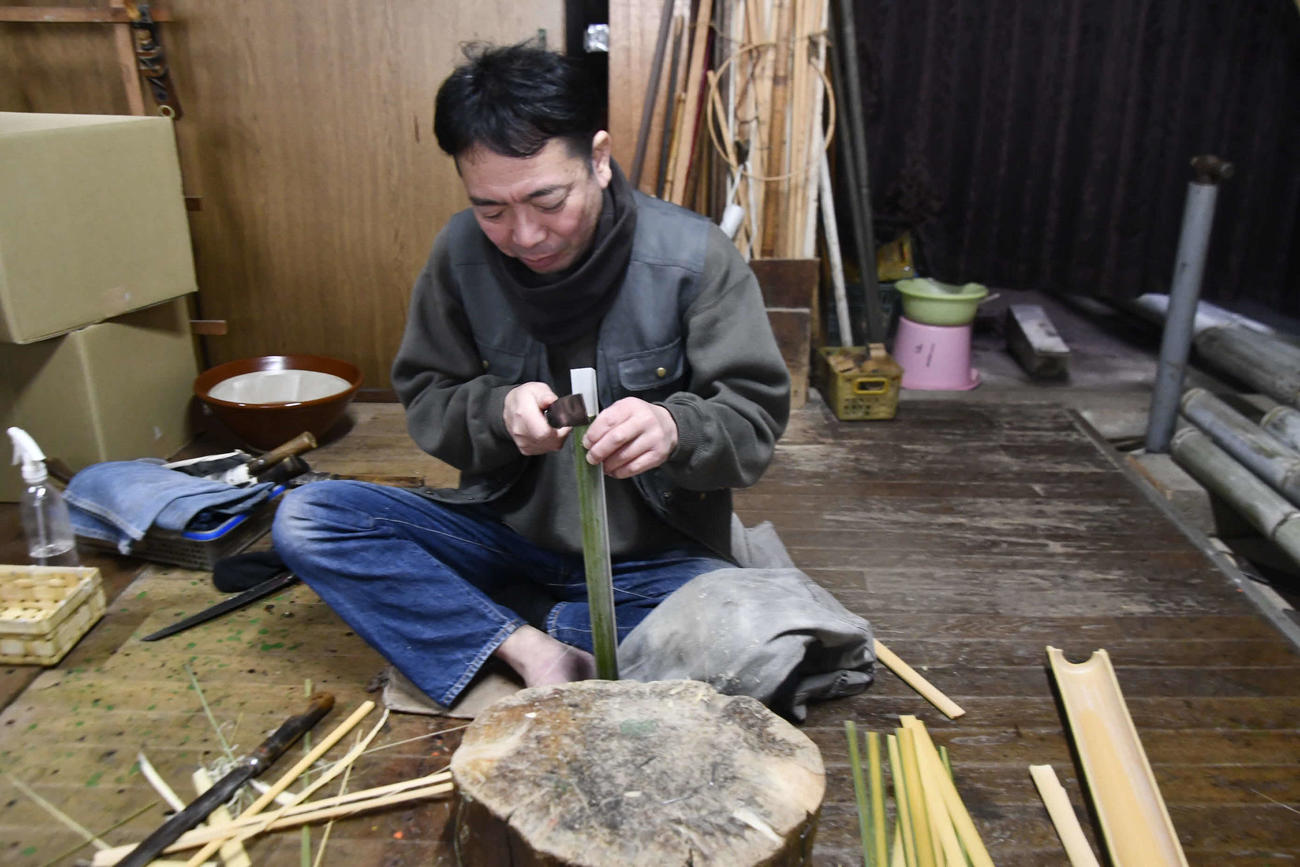 包丁で均一の形に竹を切る渡辺さん（撮影・平山連）