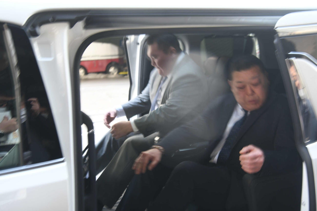 伊勢ケ浜一門総会後、車に乗り込む玉垣親方（手前）と宮城野親方（撮影・平山連）