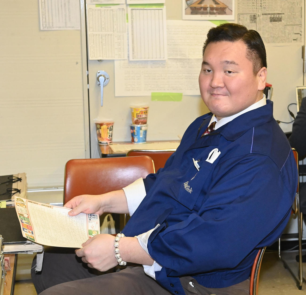 記者室で業務を行う宮城野親方（撮影・前岡正明）